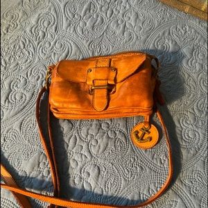 Women’s cross the shoulder or belt leather purse